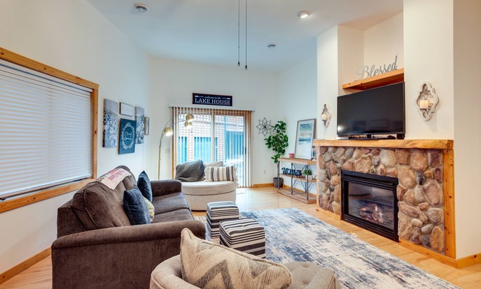Minocqua Condo | Lake Minocqua Condo w/Shared Fire Pit!