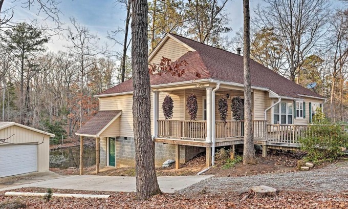 Prosperity House | Lake Murray Home with Kayaks, 13 Mi to Dreher Island!