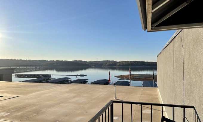 Henderson Hotel | Lake Norfork Resort