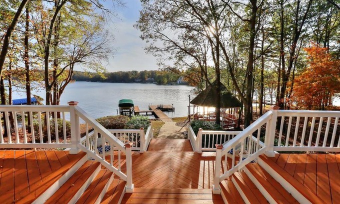 Lake Oconee House | Lake Oconee Stunning views, deep water oversized dock, fully renovated