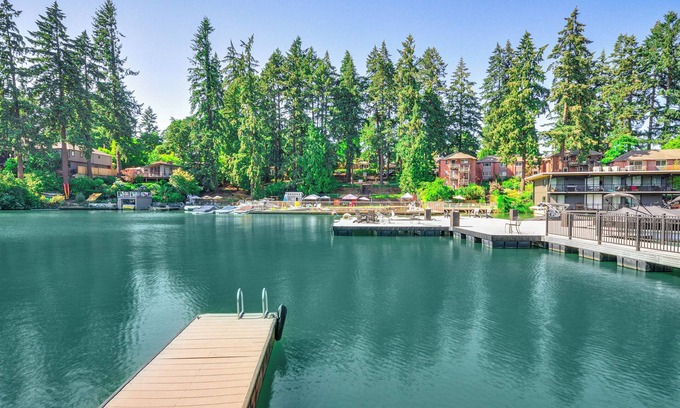 Oldtown Condo | Lake Oswego Waterfront Condo w/BBQ Grill & Dock!