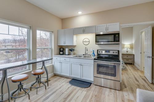 Lake Ozark Apartment | Lake Ozark Apartment with Balcony Less Than 1 Mi to Water!