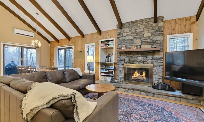 West Hartford House | Lake Pinneo, Golf View, Hot Tub | Tee Time Retreat