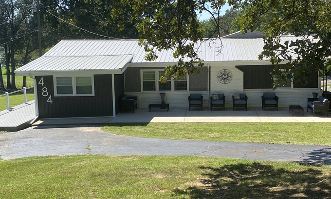 Gilbertsville House | Lake Retreat