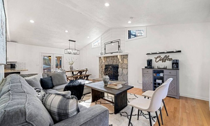 Woodstock House | Lake retreat w/hottub | movie room | fire-pit