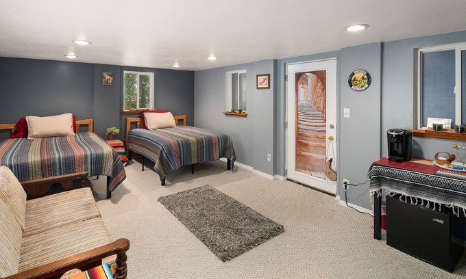 Evans House | Lake Roosevelt Suites - The Southwest Room