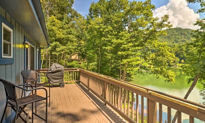 Robbinsville House | Lake Santeetlah Escape w/Kayaks, Boat Slip & More