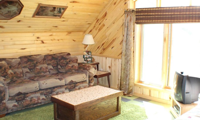 Squaw Lake House | Lake side Guesthouse