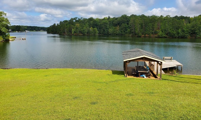 Milledgeville House | Lake Sinclair waterfront cottage with boat dock