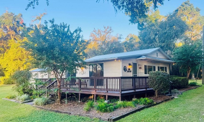 Quincy Cottage | Lake Talquin cozy 2-bedroom cottage w/peaceful lakeview. 35 minutes from FSU.