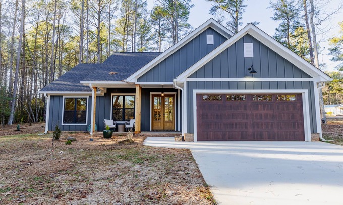 Mount Gilead House | Lake Tillery Retreat. Walk to Marina.