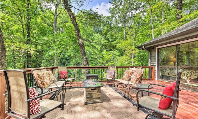 Lake Toxaway Cabin | Lake Toxaway Cabin w/Fire Pit - 1 Mi to Marina
