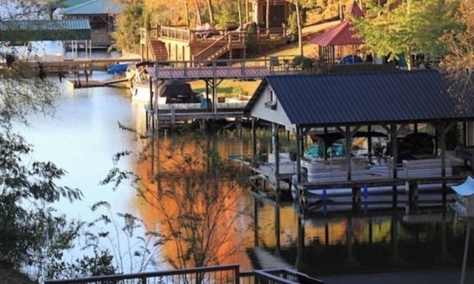 Northport House | Lake Tuscaloosa Waterfront Home --great for friends, families, and Bama parents!