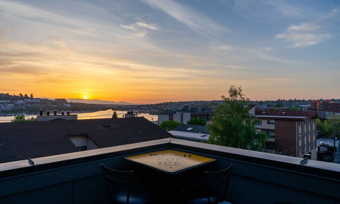Eastlake House | Lake Union View Townhome at East Lake