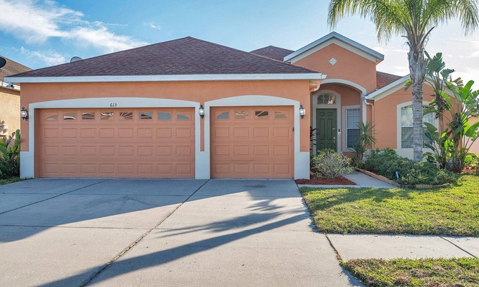 Ruskin House | Lake View 6 bedrooms, tennis Courts, playground, close to beach area, large home