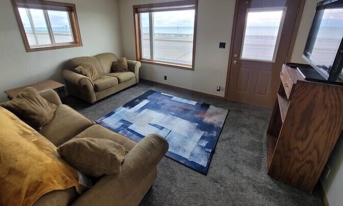 Two Rivers Apartment | Lake View Apartments on Memorial - Unit B