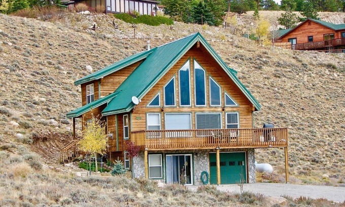 Twin Lakes Ski Chalet | Lake View at the Lone Pine Lodge. 4 beds 2 Bath. Sleeps 6. License 2025–072