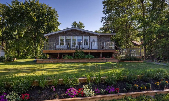 Beaconia House | Lake View Cabin near Grand Beach Park