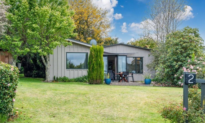 Taupo House | Lake-view Hideaway - Acacia Bay, Taupo