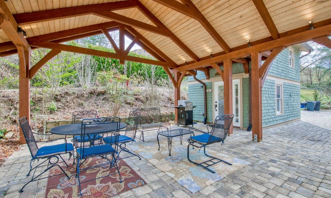 Lake Junaluska House | Lake-View Home & Carriage House - Pool, WiFi, 2 Full Kitchens, AC & Free Parking