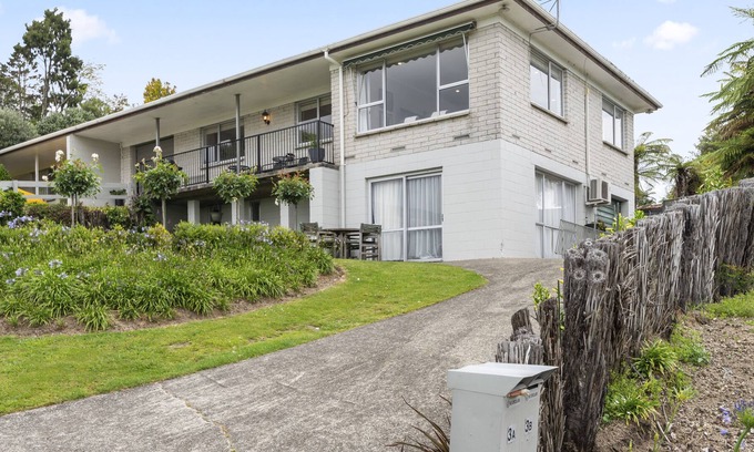 Kawaha Point House | LAKE VIEW LODGE - ROTORUA UPSTAIRS HOLIDAY UNIT in Rotorua