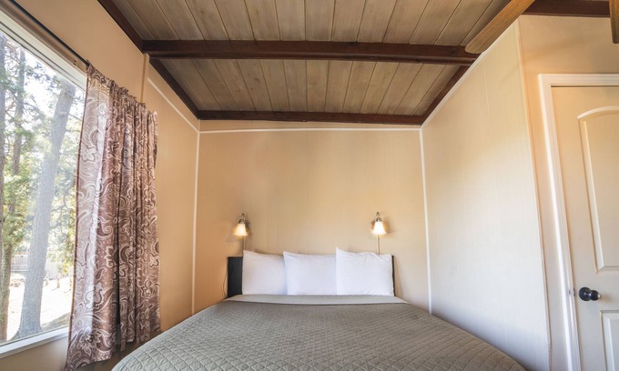Royal House | Lake View Room on Lake Ouachita!