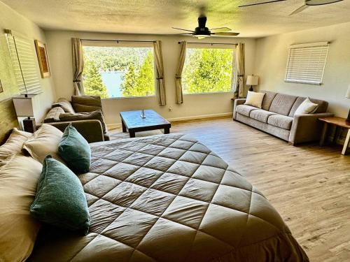 Wishon Apartment | Lake View Suite for 2-Hot Tub-Dog Friendly