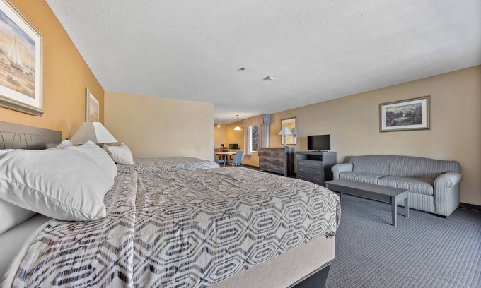 Put-in-Bay Hotel | Lake View Suite Put in Bay - Sleeps 6 People