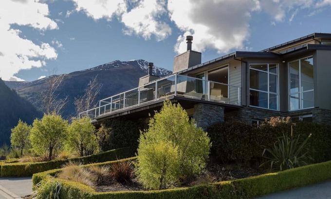 Queenstown City Centre House | Lake View Villa | Great location | Amazing views