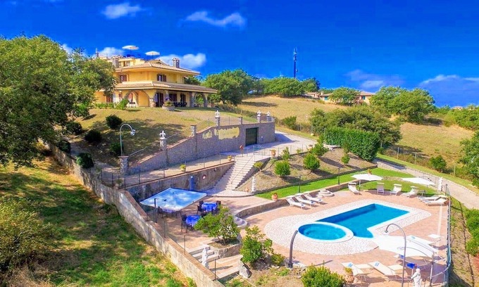 Montefiascone Villa | LAKE VIEWS BOLSENA/LUXURY, EXCLUSIVE VILLA/POOL/JACUZZI-SLEEPS 24