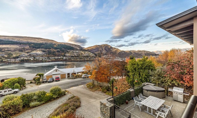 Kelvin Heights House | Lake views - close to airport and ski fields