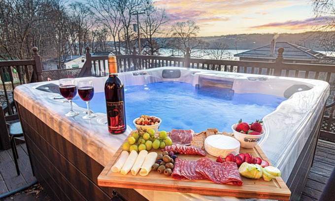 Watkins Glen House | ★Lake Views ★ Hot tub ★ King Beds ★ Mins to All
