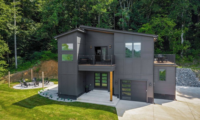 Smithville House | Lake Views Modern Center Hill Home w/Lake Trail