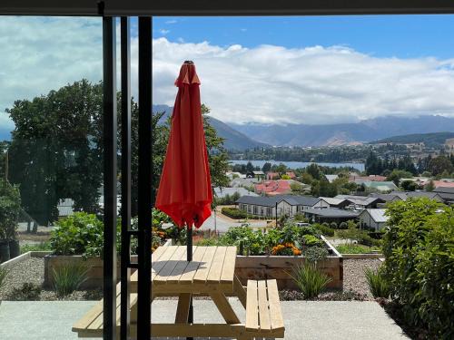 Wanaka Apartment | Lake Views - new apartment with room to relax