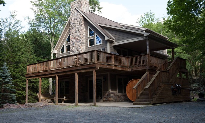 Lake Harmony Estates Ski Chalet | Lake Walk Lodge : Sonos, Sauna, Shuffle Board, Hot Tub, Game Rm, EV charge, 6+ B