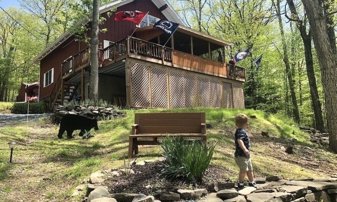 White Mills Ski Chalet | Lake Wallenpaupack, Poconos Hilltop Haven with children’s play area and 5 kayaks