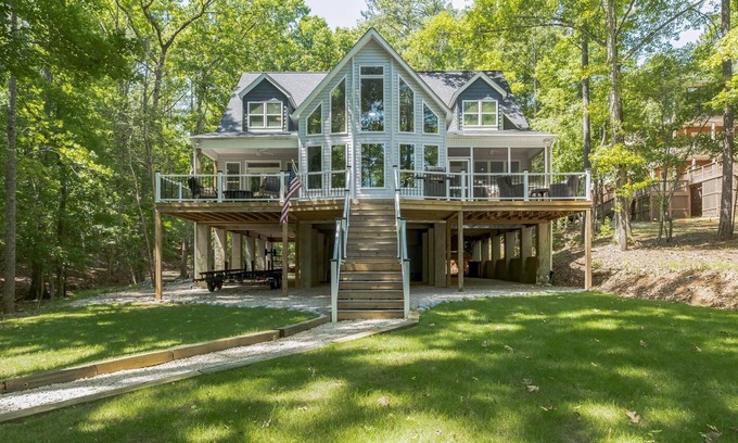 White Oak House | Lake Wateree Vacation Home by RedAwning