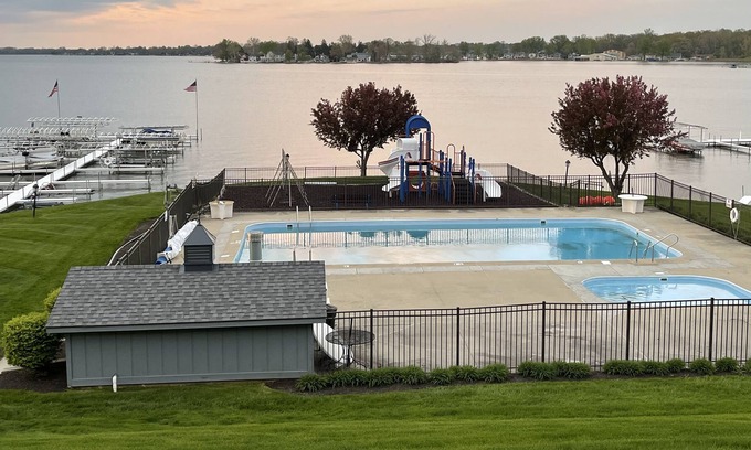 Syracuse Condo | Lake Wawasee Condo with Pool