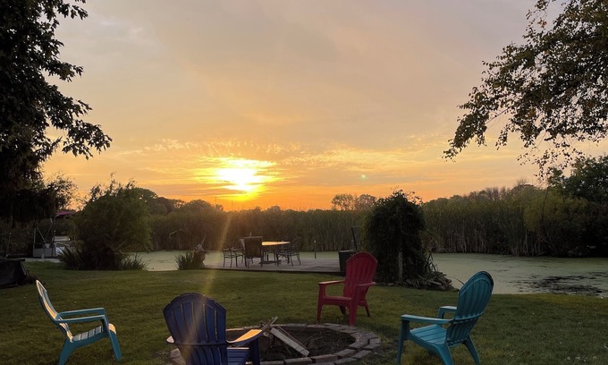 Oshkosh House | Lake Winnebago-Oshkosh Home with Water Access~Private 18’ Boat Dock & Large yard