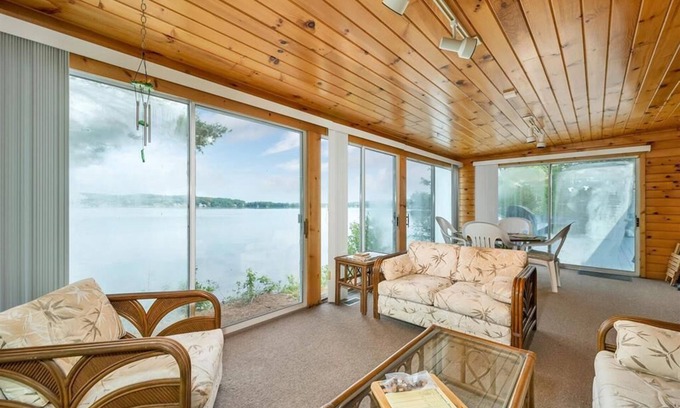 Lochmere House | Lake Winnisquam Docktails and Dreams