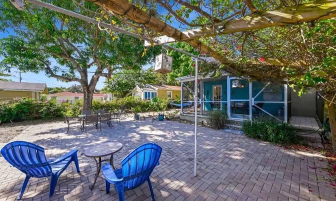 Lake Worth House | Lake Worth Historic District - 2/1 w outdoor patio - close to everything