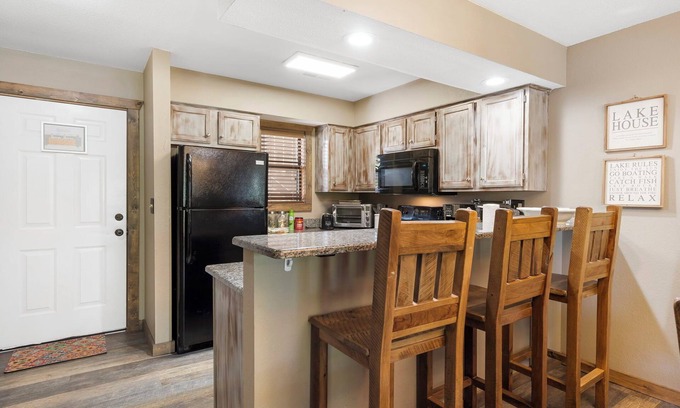 Indian Point Condo | Lakefront, 2 bd/2 bath, Sleeps 8. Exclusive Ticket Deals and Resort Perks!