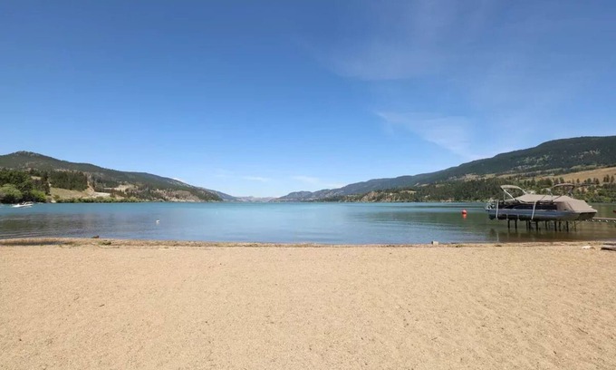 Central Okanagan House | Lakefront - 2 bedroom Suite - Fully Furnished - Sleeps 4+n