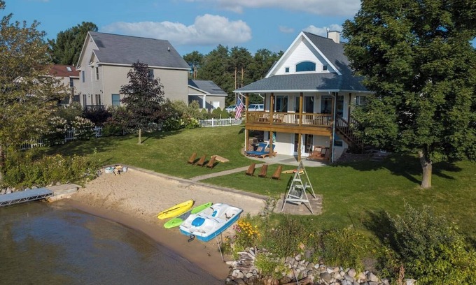 Lake Cottage | Lakefront | 2 Saunas, Firepit, Kayaks, Dock & Boat