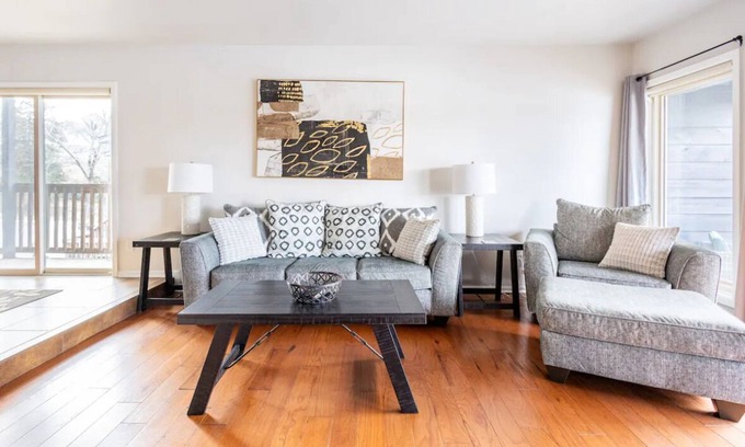Mid America Condo | Lakefront 2B/2B Minutes from downtown!