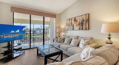 South Bradenton House | Lakefront 2BR condo near IMG - Pool, Pickleball, Tennis