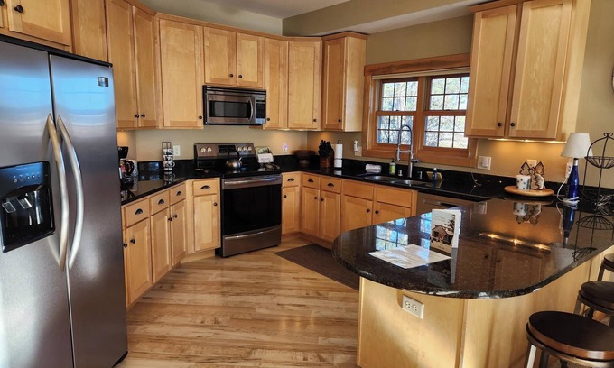 Three Lakes Condo | Lakefront 2BR Condo – Unit A1 at Northernaire Resort on Three Lakes Chain