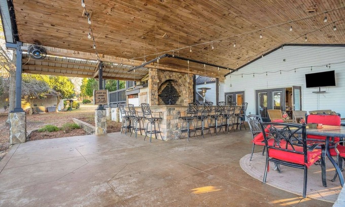 Gilbert House | Lakefront 5BR w/Patio and Grill – Sleeps 12