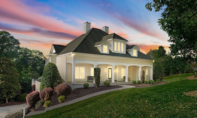 Denver House | Lakefront 6BDR, Priv Dock, Game Room, Firepit | Jake's Lake House by Avantstay