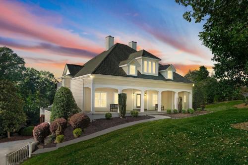 Denver House | Lakefront 6BDR Priv Dock Game Room Firepit Jakes Lake House by Avantstay